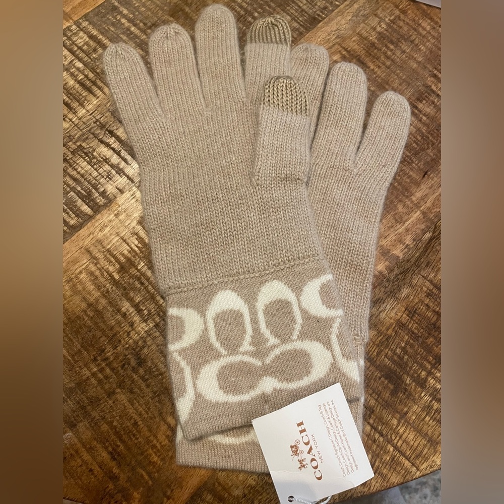 Gorgeous COACH logo knit caramel/vanilla touch winter gloves